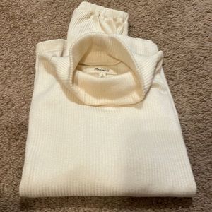 Crème Madewell cotton ribbed mock turtle neck.